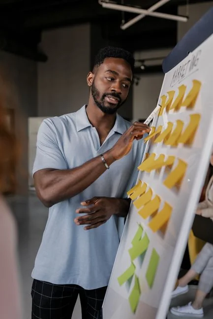 Page Facebook d’un réseau social pour entrepreneurs, sur ordinateur et mobile.
